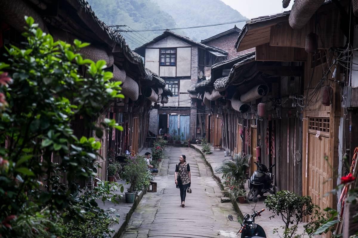 “修车大爷“以白菜价卖画,还自称画术超齐白石,为何敢这么嚣张?