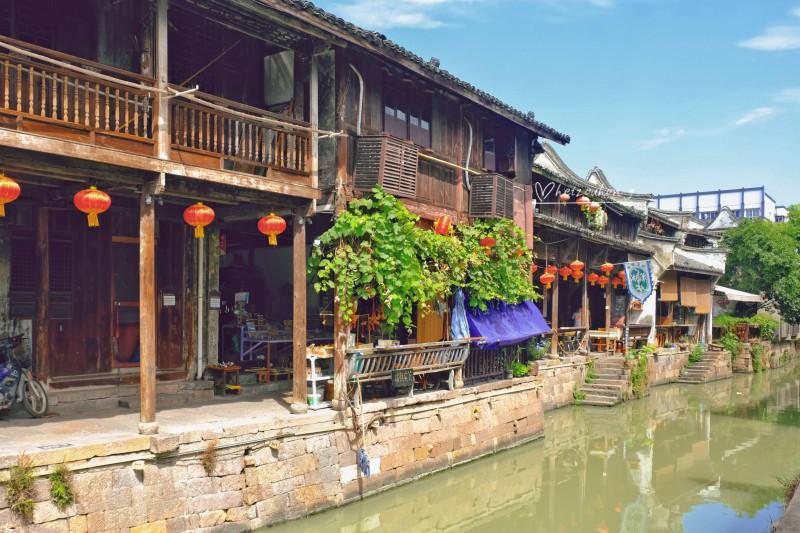 两人防守又何妨？周琦1V2双手霸气隔扣！